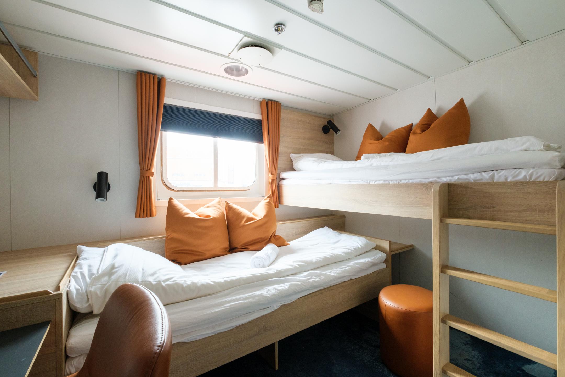 Junior Suite 1 single bed + 1 bunk bed bed, deck 4