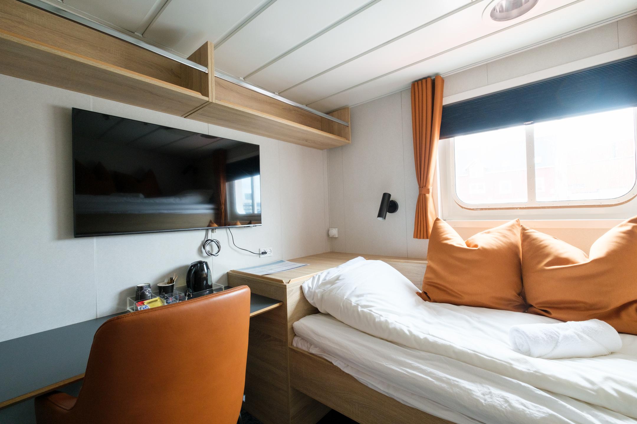 Junior Suite 1 single bed + 1 bunk bed bed, deck 4