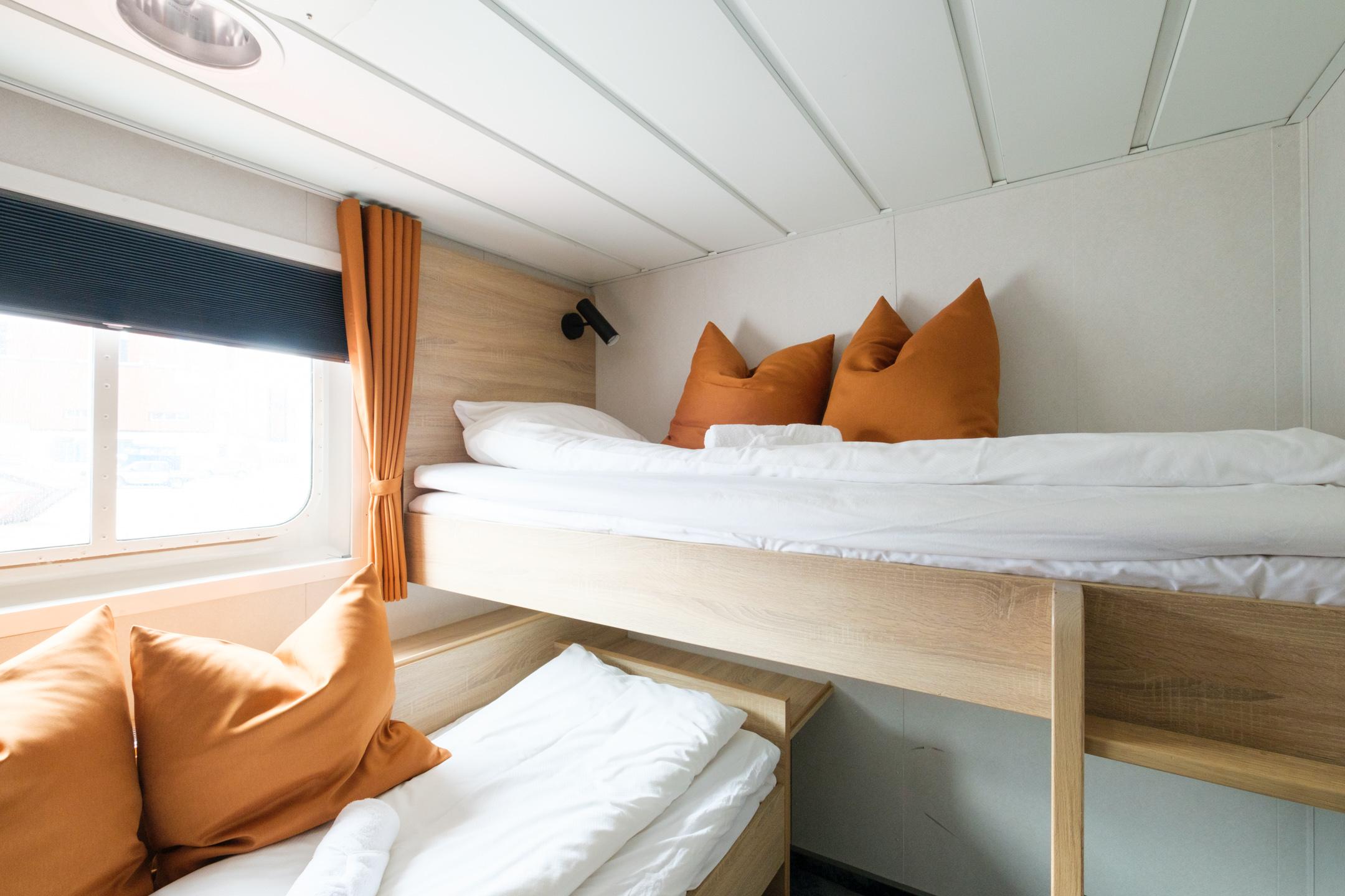 Junior Suite 1 single bed + 1 bunk bed bed, deck 4