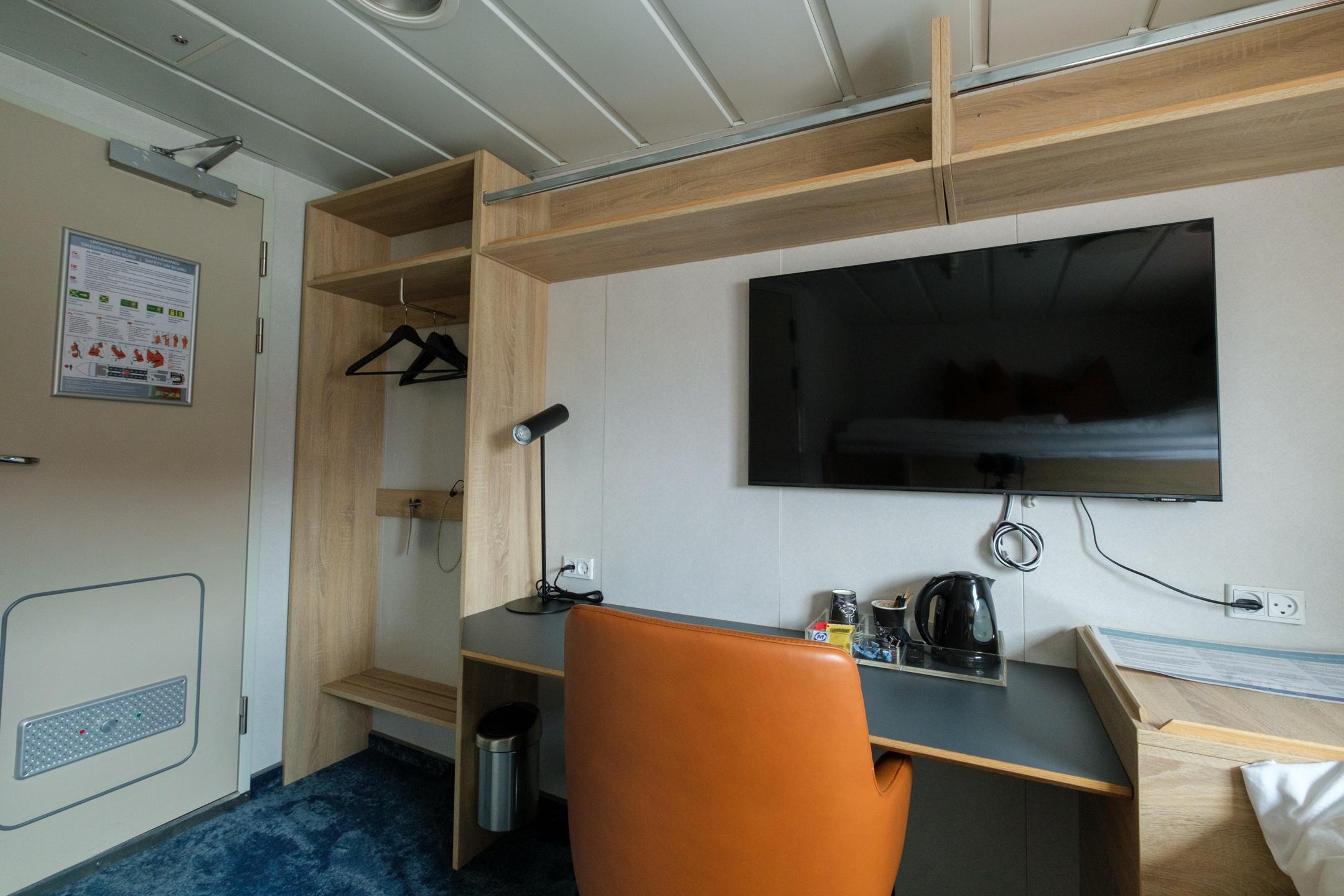 Junior Suite 1 single bed + 1 bunk bed bed, deck 4